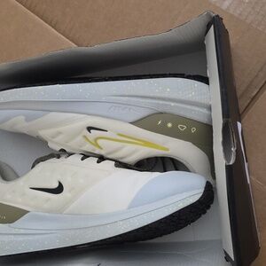 Size 10.5  Womens 12 Air Winflow Shield Nike Pale Ivory/High Voltage Sneakers